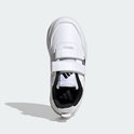 Witte kindersneaker met klittenbandsluiting, zwarte Adidas-strepen en een witte zool.