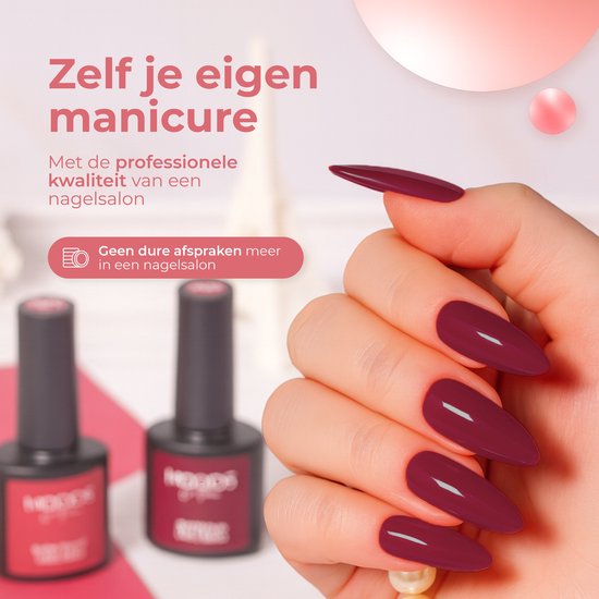 Hand met langwerpige bordeauxrode gellak nagels. Twee flesjes Moods Gellac op de achtergrond.
