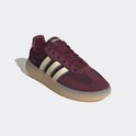Bordeauxrode adidas sneaker met crèmekleurige en blauwe strepen, dikke crèmekleurige zool en Adidas logo.