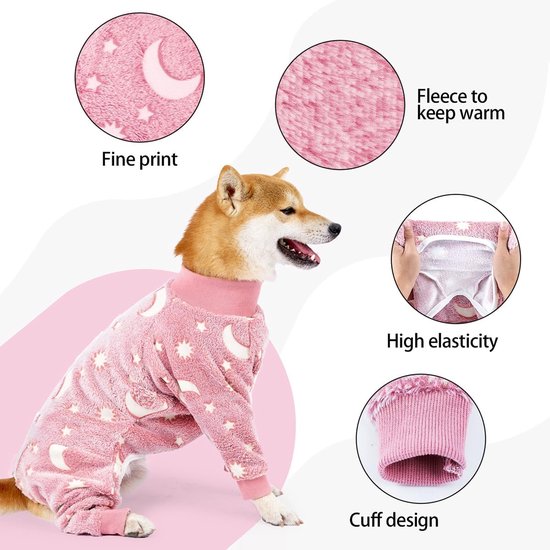Detail van roze hondenpyjama. Fleece stof met maan- en sterrenprint. Hoge elasticiteit.