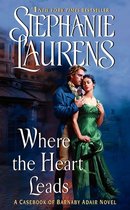 Een man in een blauwe jas omhelst een vrouw in een groene jurk, met een gebouw op de achtergrond. Titel: Where the Heart Leads.