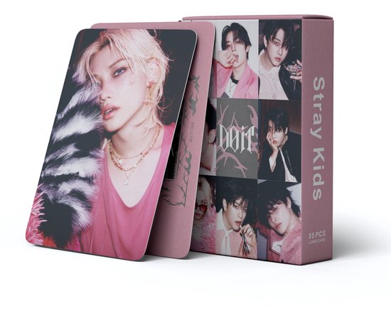 Stray Kids DO IT fotokaarten: doos met 55 kaarten, roze met grijze tekst, inclusief foto van Felix met blonde haren en dierenvacht.