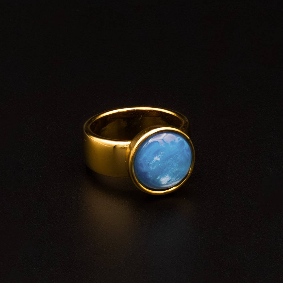 Qoss Ring Juul – Brede Goudkleurige Ring met 12 mm Cabochon | Valt 1 Maat Kleiner | Nikkelvrij | Handgemaakt | Combineerbaar | Hemelsblauw | Maat XL