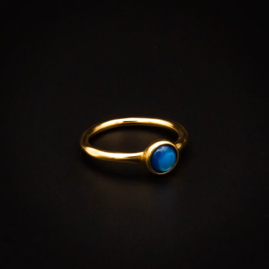 Bague Qoss Coco – Bague Fine de Couleur Or avec Cabochon de 6 mm | Sans nickel | Fabriqué à la main | Peut être combiné | Saphir | Taille XL