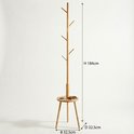 Houten kapstok H 184cm, B 32,5cm, D 32,5cm met een ronde plank en accessoires.