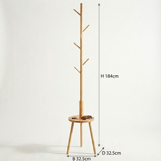 Houten kapstok H 184cm, B 32,5cm, D 32,5cm met een ronde plank en accessoires.