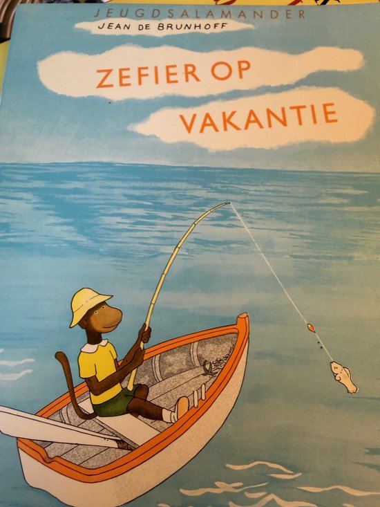 Boek 'Zefier op vakantie' met een illustratie van een aap in een boot die vist. De titel staat in grote letters op de blauwe lucht.