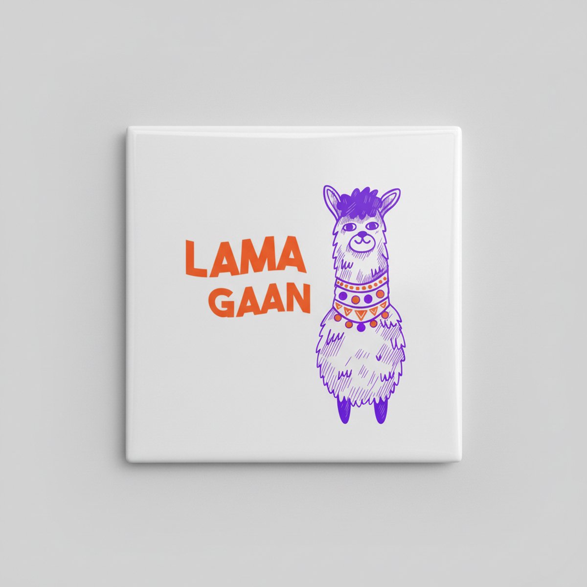 Grappige Lama Keramische Wandtegel “Lama Gaan” – Speelse Diertekst Woondecoratie – 15 x 15