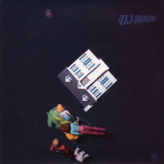 Albumhoes met miniatuurhuis en speelgoedfiguurtjes bij een palmboom op een donkerblauwe achtergrond. Tekst: DJ Shadow.