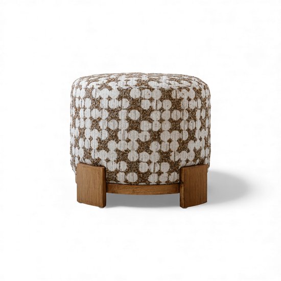 Pouf marron et beige avec motif circulaire et pied en bois.