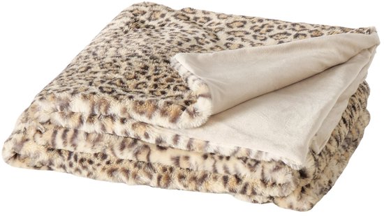 Gevouwen luipaardprint deken met een beige omkeerbare zijde, zachte textuur, geïsoleerd op witte achtergrond.