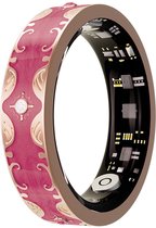 Slanke ring met roze en goudkleurig patroon, met zichtbare technologie aan de binnenkant.