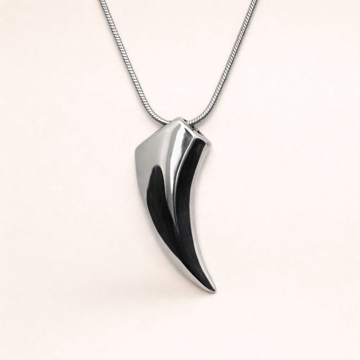 Assieraad - Ashanger met ketting en vulsetje - Mini urn - Haaientand - Zilverkleurig