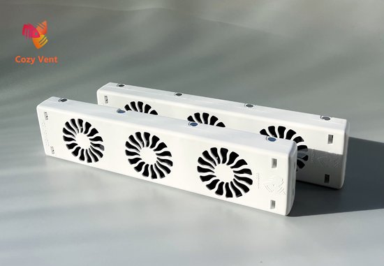Twee witte, rechthoekige radiatorventilatoren van Cozyvent, elk met vier zwarte ventilatorbladen, op een grijze achtergrond.