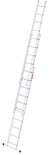 Lange, uitgeschoven aluminium ladder met treden en stabilisator.
