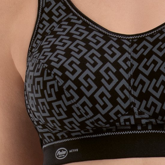 Zwarte sportbeha met grafische grijze print. Zwarte band met "Anita ACTIVE" logo.