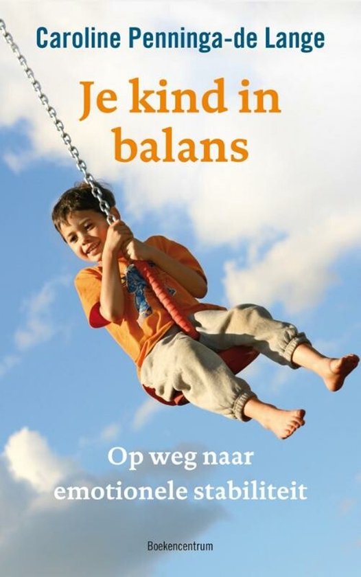 Jongetje in oranje shirt en grijze broek, bungelend aan een schommel met rode handvatten, tegen een blauwe lucht.