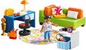Speelgoedkamer met groen bankje, blauw bureau, kind, roze beer en veel accessoires.