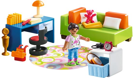 Speelgoedkamer met groen bankje, blauw bureau, kind, roze beer en veel accessoires.