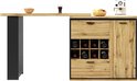 Uitschuifbare eettafel met houten blad en zwarte poot, bijpassend meubel met wijnvakken, lades en kastdeur.