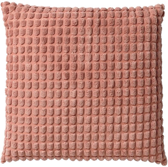 Lichtroze sierkussen van 45x45 cm met een gewafeld, bolletjespatroon.