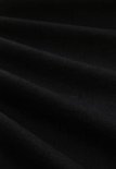 Donkerzwart denim met subtiele textuur en vouwen.