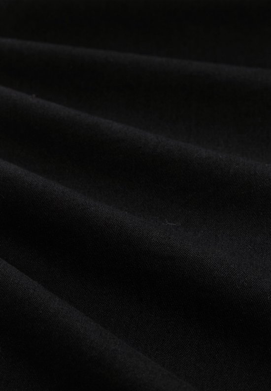 Donkerzwart denim met subtiele textuur en vouwen.