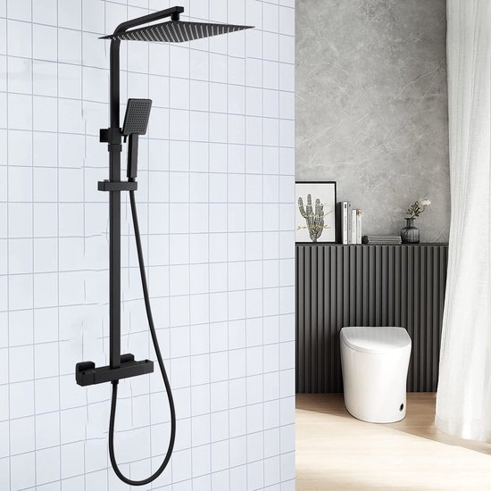 Zwarte doucheset met thermostaat, vierkante regendouchekop en handdouche.