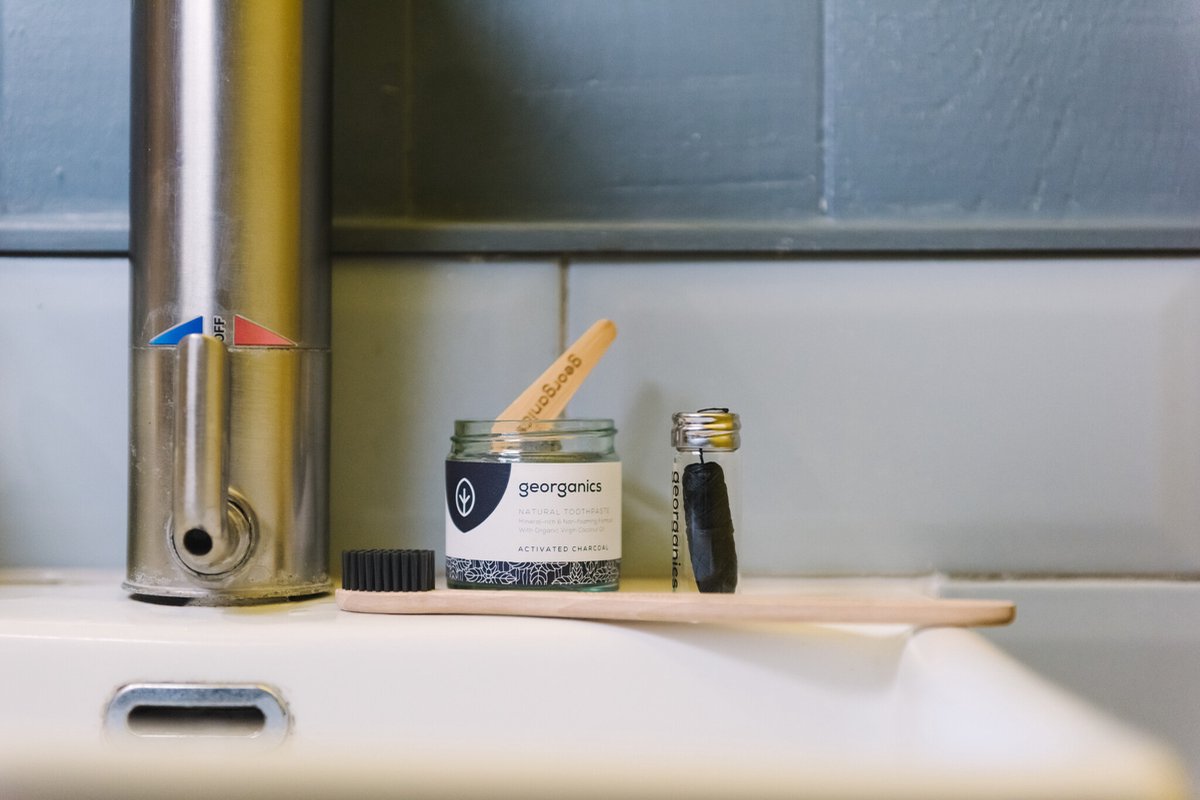Georganics Fluoride Tandpasta - Actieve Houtskool - Natuurlijke Whitening - Vegan - COSMOS Natural