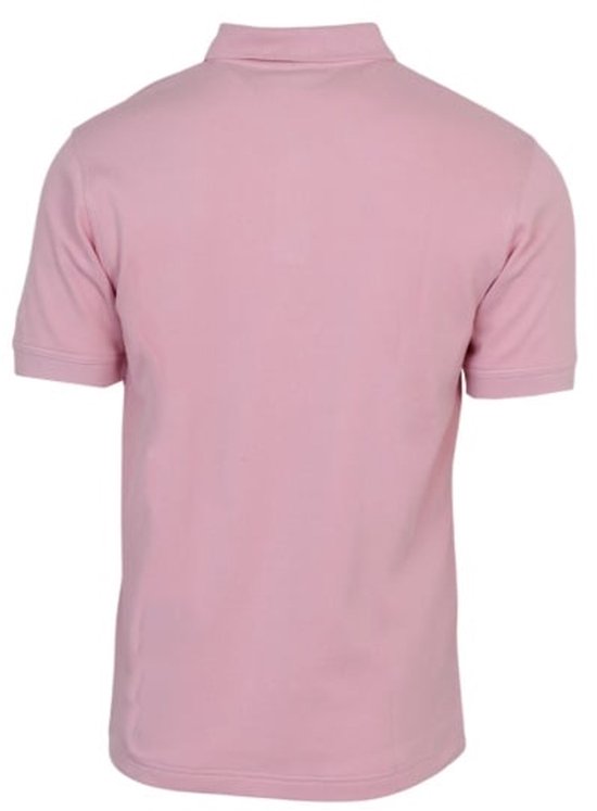 Achterkant van een roze poloshirt met korte mouwen.