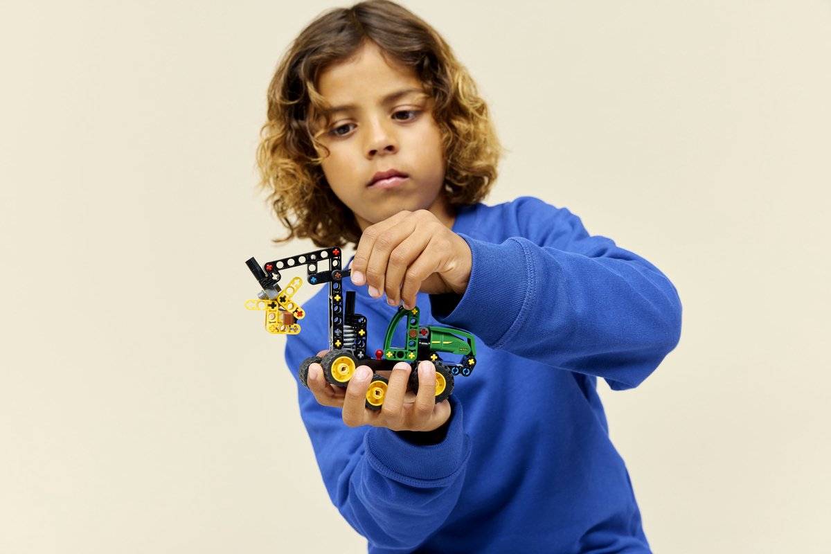 LEGO® Technic John Deere 1470H Houtoogstmachine - Werkende Klauw en Boomstam - Modelbouwspeelgoed - 42218 — afbeelding 9