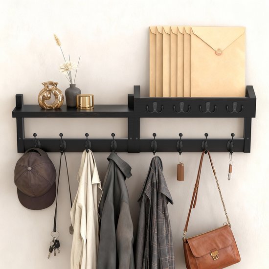 Zwarte wandkapstok met dubbele plank, 12 haken. Hangende kleding, petten, sleutels, tas en een vaas met bloemen.