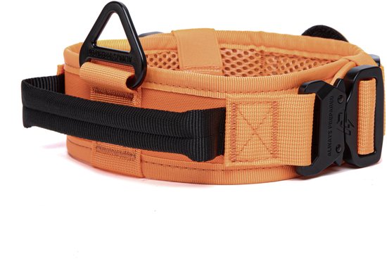 Gedetailleerde oranje halsband met zwarte handgreep en metalen gespen.