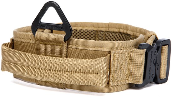 Khaki hondenhalsband met een zwarte Cobra gesp, op een witte achtergrond. De band heeft een handvat en een D-ring.