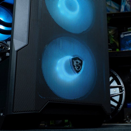 Voorkant van een zwarte computerkast met een geperforeerd rooster en een blauw verlicht MSI logo op de middelste fan.