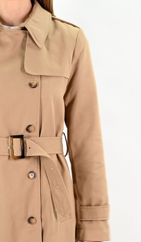 Detailopname van camelkleurige trenchcoat met ceintuur en knopen.