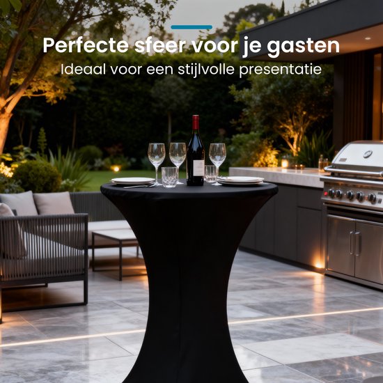 Zwarte statafelrok op een terras met tuintafels, glazen en een fles wijn.