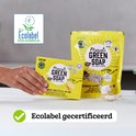 Gele verpakking met 25 vaatwastabletten, vastgehouden door een hand, met EU Ecolabel logo.