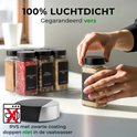 Une main tenant un pot d'épices avec un couvercle noir. En arrière-plan, des pots d'épices, avec une icône indiquant que les couvercles ne vont pas au lave-vaisselle.
