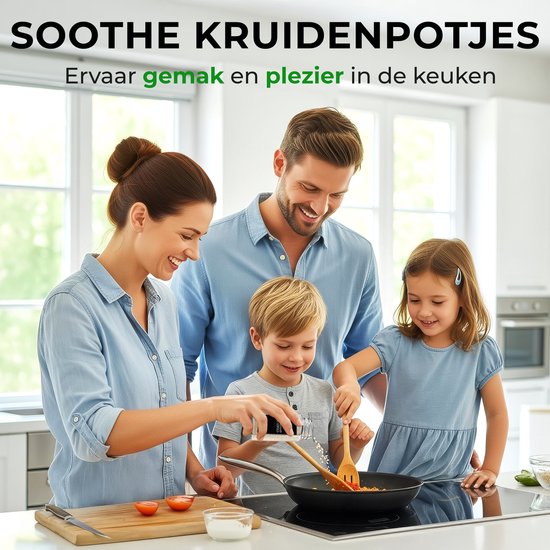Une famille de quatre personnes cuisine ensemble dans une cuisine. Deux enfants et deux adultes rient tout en préparant un repas.