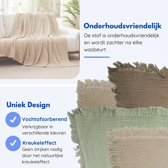 Beige mousseline plaid met franjes op een bank, met andere plaids in groen en beige.
