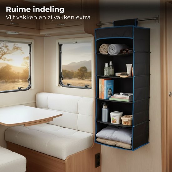Zwarte hangorganizer met blauwe bies in een caravan. Gevuld met handdoeken, flesjes, boeken, doos en kleding.