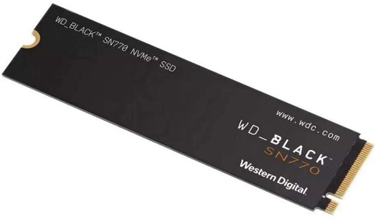 Zwarte WD_BLACK SN770 NVMe SSD, schuin geplaatst met de gouden connector naar rechts.