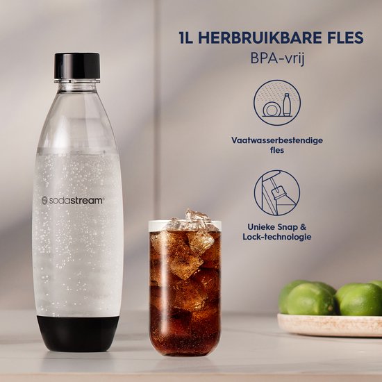 Transparante Sodastream 1L fles met zwarte dop en bodem, naast een glas cola met ijs.
