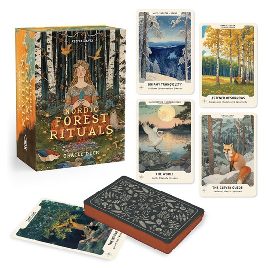 De kaarten van de Nordic Forest Rituals Oracle Deck met illustraties van bossen, dieren en een bosnimf. De kaarten tonen beelden van dromerige rust, een zwaan bij zonsondergang, een vos en een eland.