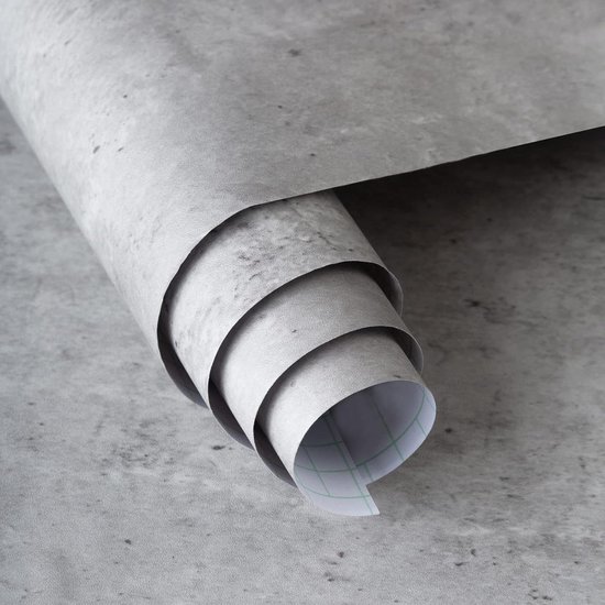 Un rouleau de papier peint autocollant aspect béton gris clair.