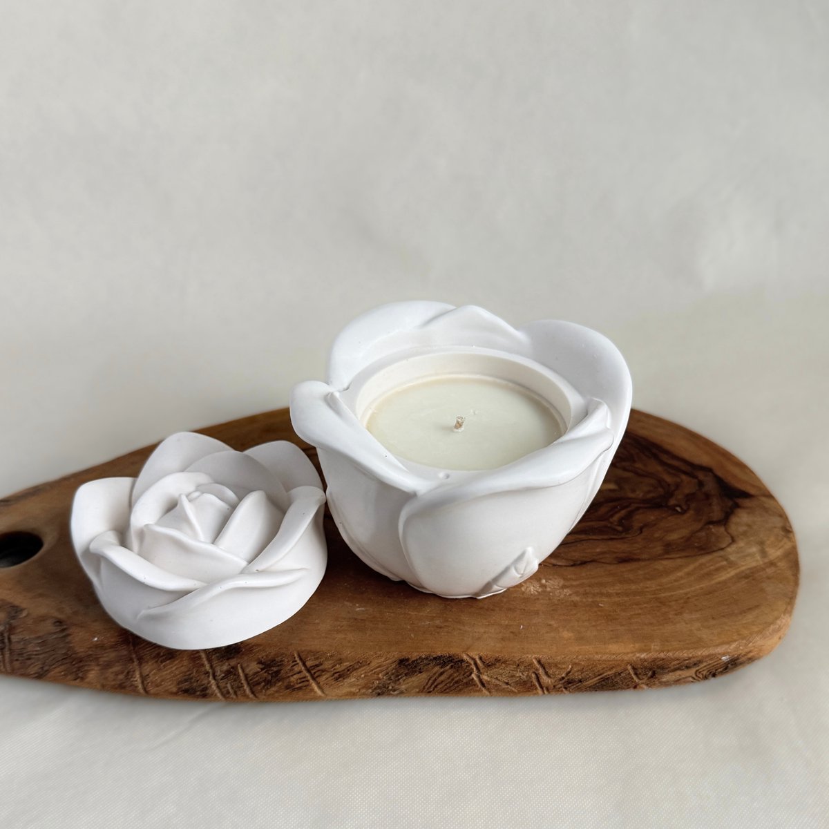 Luxe Geurkaars Rosewood & Velvet – Houtachtig & Bloemig – Roosvormige Acrylhars Pot – Herbruikbaar als Sieradendoosje – Duurzaam Cadeau