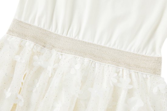 Crèmekleurige jurk met glitterband en rok van tule met bloemen.
