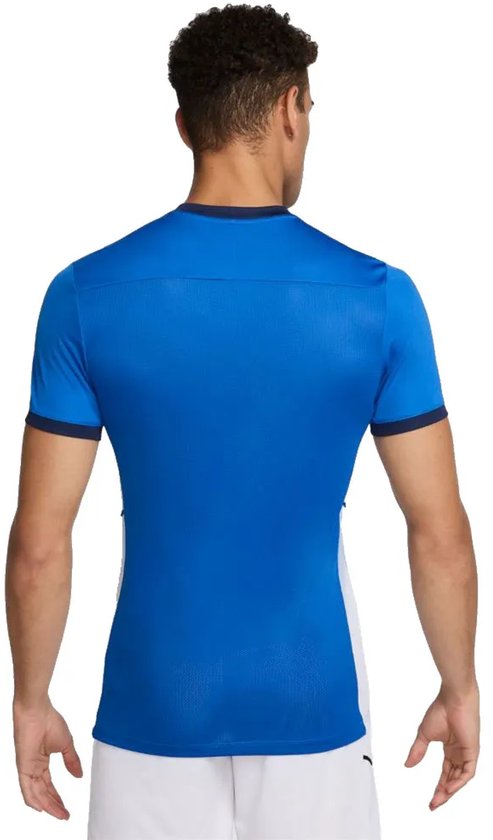 Blauw sportshirt met donkerblauwe boorden, gedragen door een man.