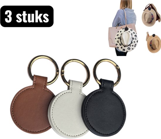 Drie ronde hoedclips in het bruin, wit en zwart, met gouden ringen. Een gestreepte vrouw met panamahoed met luipaardprint op een tas.